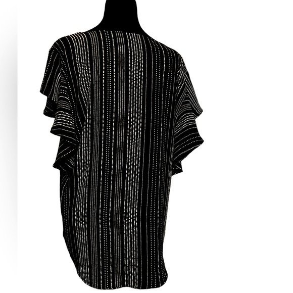 Simply Styled Black & White striped tunic length top in XLP. Like New. - Picture 2 of 4